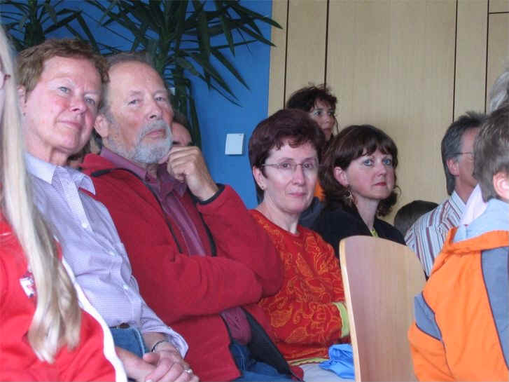Unter den Zuschauern war auch Jrg Ehni, der Autor des Singspiels (zweiter von links, mit Bart)
