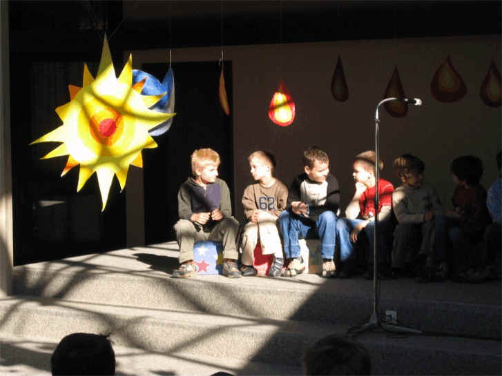 Die "Apostel" unterhalten sich ber das Pfingstereignis und den Heiligen Geist.