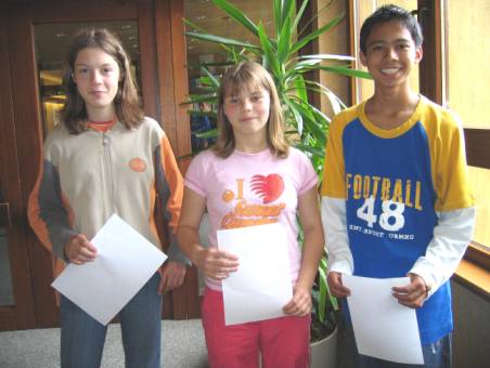 Klasse 7a/b, v. l. n. r. Anna Beyrle (2. Preis), Verena Maucher (1. Preis), Karl Schmid (2. Preis)