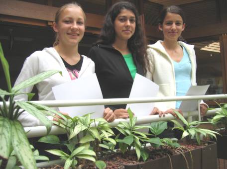 Klasse 9a/b, v. l. n. r.: Sabrina Zieher (3. Preis), Felicitas Laub (2. Preis), Isabell Nothelfer (1. Preis)