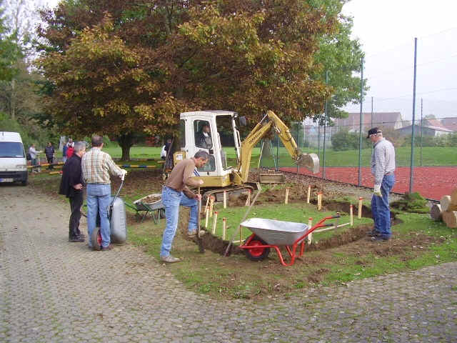 Selbst ein Minibagger wurde von Seiten der Eltern gestellt.