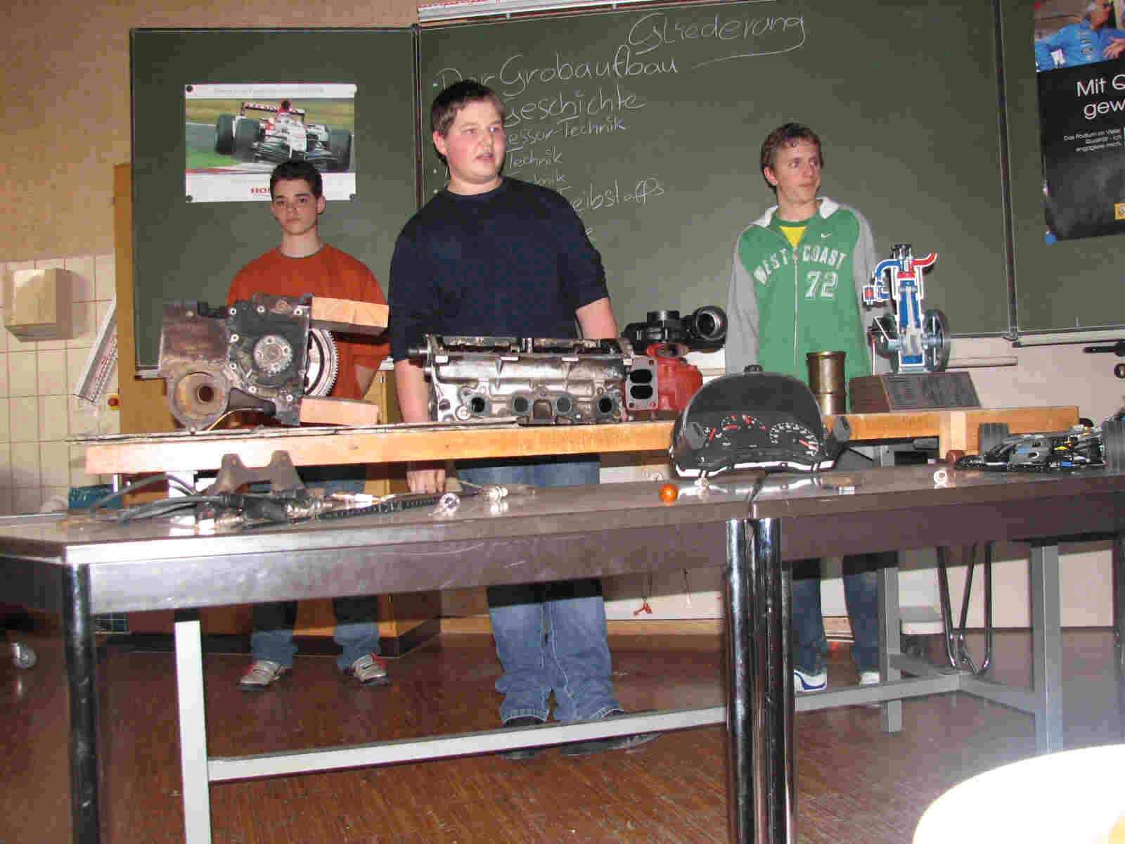 Eine Gruppe von drei Jungen beschftigte sich mit den verschiedenen Mglichkeiten die Leistung von Motoren zu steigern.