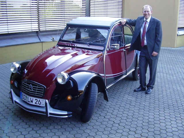 Auf solch ein Auto lehnt er sich vielleicht mal auf, gefahren werden allerding ganz andere Boliden....