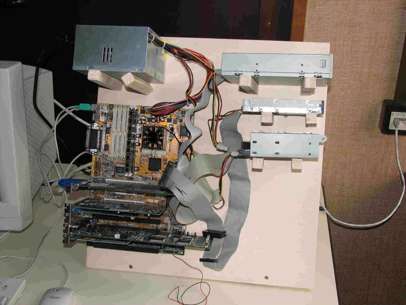 Eine Schlergruppe baute ihren eigenen Computer zusammen. Das Gehuse ist offen, damit die Bauteile sichtbar bleiben.