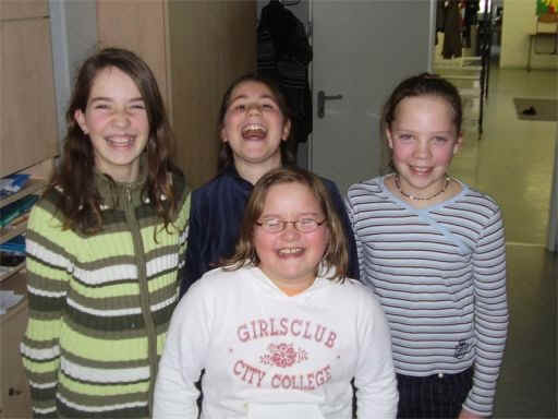 Frhliche Gesichter nach Schulschluss am Mittwoch, 15. Februar (v. l. n. r. Fabienne, Carolin, Larissa und Corina, alle aus der Gy 5b)