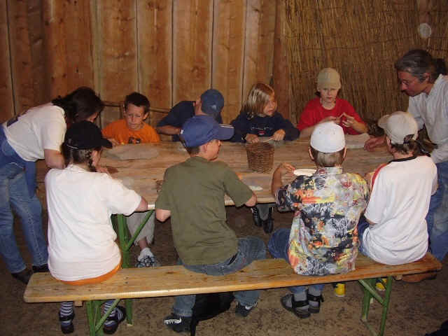 Schler beim Schwellholzbauen