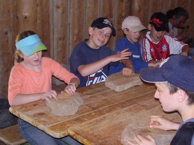 Schler beim Messerbasteln