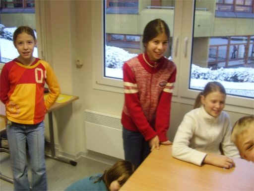 Kyra, Iris, Lena,  Justine (unter dem Tisch...) und Vinzenz, dem es nicht mehr ganz auf das Foto gereicht hat....