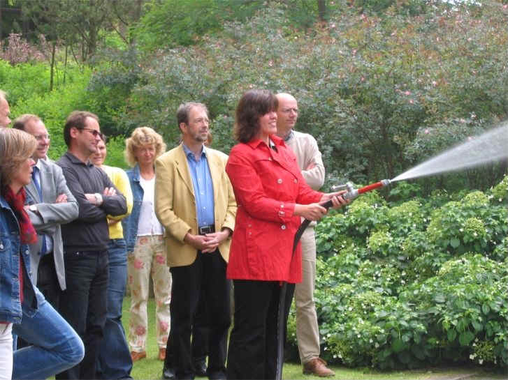 Ulrike Linke im passenden Feuerwehr-Outfit an der Spritze