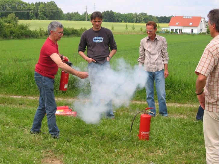 Rudolf Jger demonstriert ein Feuerlschgert