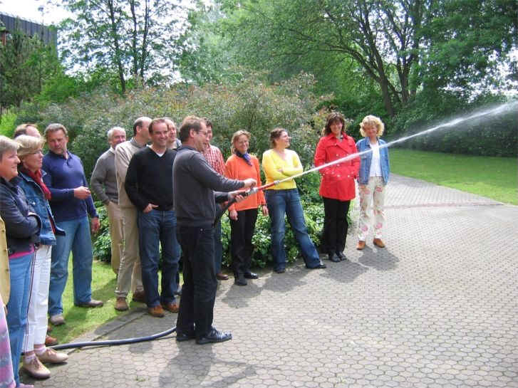 Karl Feirer bt die Technik des Spritzenmannes