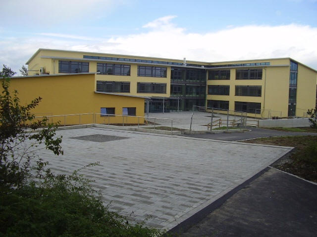 Gymnasium mit Speisesaal und Aula (links) 