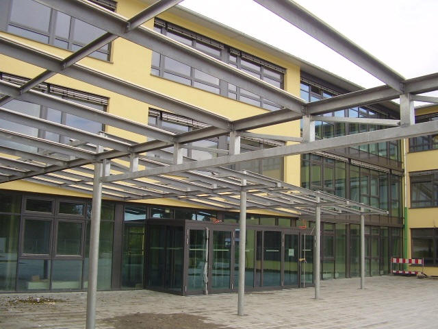 Die Stahlkonstruktion fr das Glas-Vordach auf dem Pausenhof des Neubaus. 