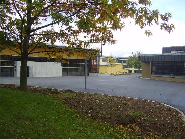 Die neue Sporthalle (links), das Gymnasium (im Hintergrund) und ein Teil der Grund- und Hauptschule.