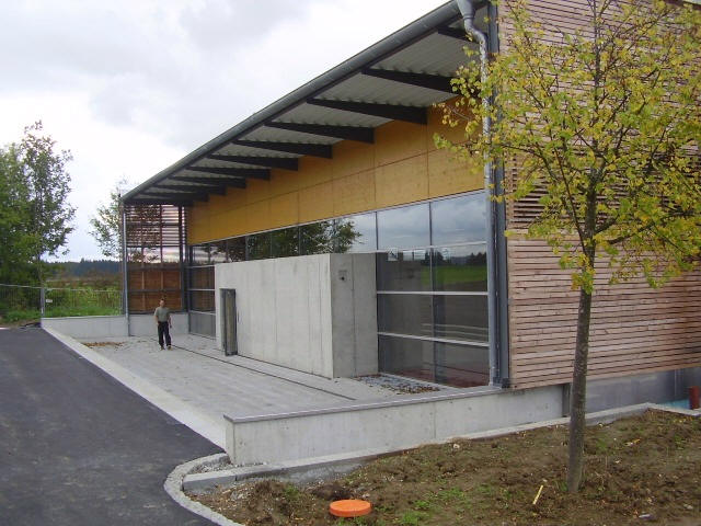 Eingang zur neuen Sporthalle