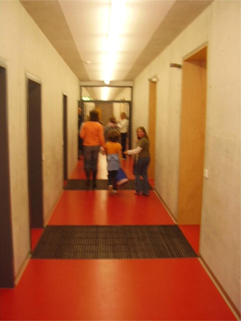 Umkleideflur in der neuen Sportahlle (was hier so schn gelb ist, ist in Wirklichkeit Beton, also grau!)