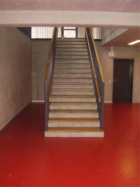 Treppenaufgang in der neuen Sporthalle