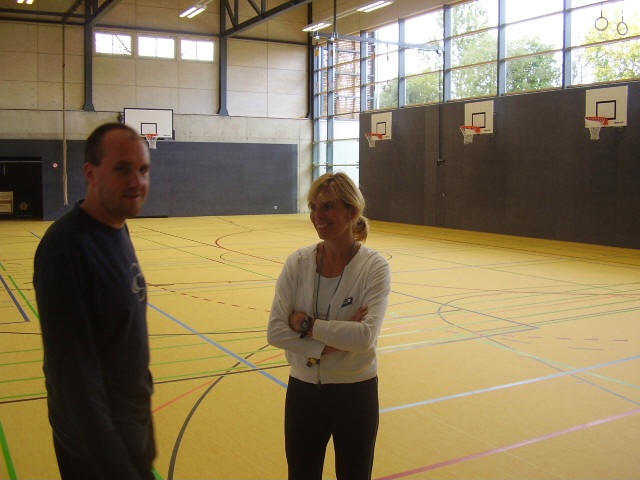 Sportlehrer/-in im Gesprch ber die neue Halle