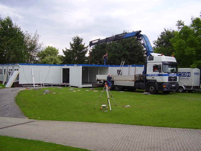 Die Container-Elemente werden per Kran passgenau angesetzt. Der Eingang zur "Villa" wird um 90 Grad gedreht.