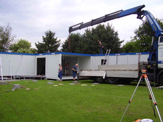 Auf den Millimeter genaue Arbeit... Im Bildvordergrund ist das Nivelliergert zu sehen.