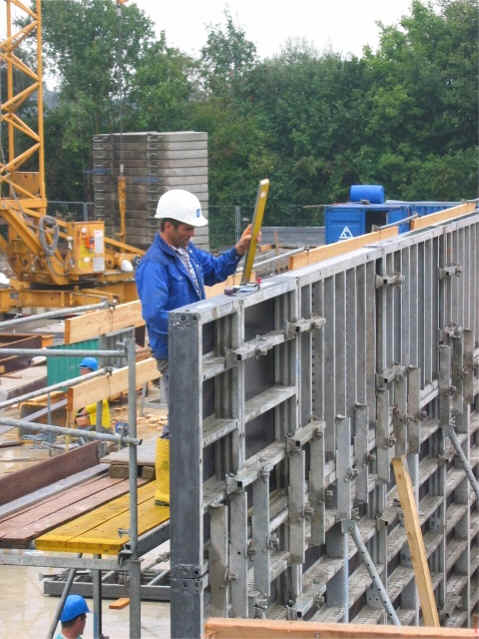 Der "Capo" der Fa. Hebel, die den Rohbau der Turnhalle macht, nimmt es ganz genau...