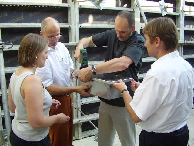 v. l. n. r. Frau Eberhardt, Herr Feldsieper, Herr Kuni und Herr Schwacek beim Verschlieen der Sporthallenkassette
