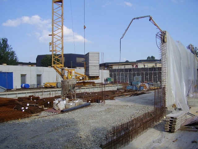 ... per Betonpumpe wird der Beton in die Schalung verbracht