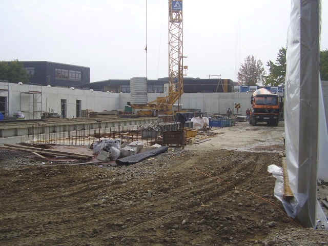 ... wo jetzt noch Baumaschinen stehen, wird schon bald Sportunterricht sein...