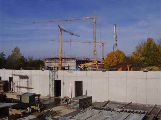 Blick von der Sporthalle zum Neubau Schule mit Speisesaal