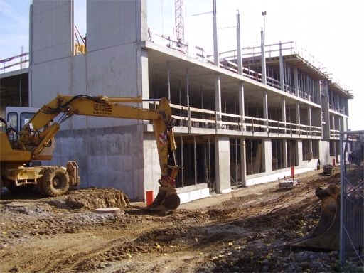 Blick auf das Gymnasium von Nordwesten (Spieleraum, Zeichensaal... im UG)