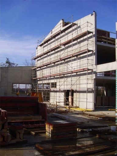 Die Brandmauer zwischen Schulgebude und sdlichem Anbau (Speisesaal und Aula) 