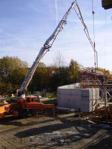 Betonpumpe fr das Betonieren der Auenhaut Aula Gymnasium
