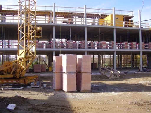 Blick auf die neue Schule vom spteren Pausenhof aus gesehen...