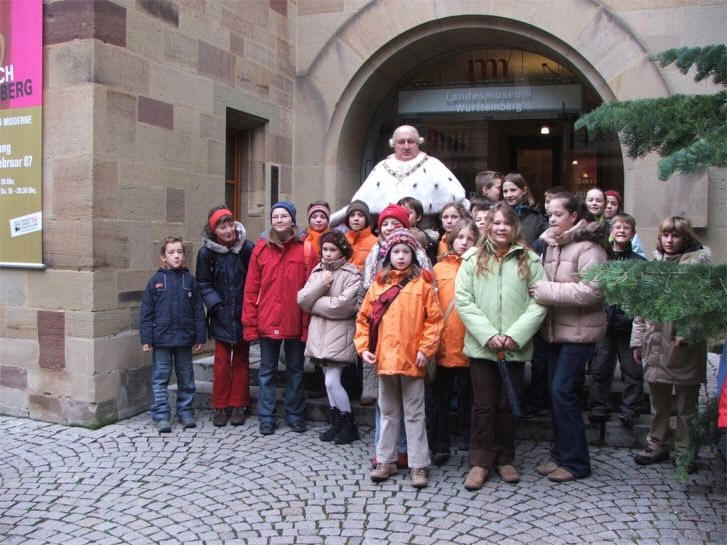 Auf der Stadtfhrung kamen wir am Alten Schloss vorbei und begegneten tatschlich noch dem Knig hchstpersnlich!