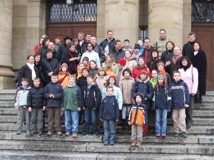 Eltern und Kinder vor dem Opernhaus