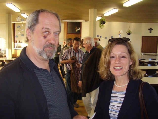 Frau Braun im Gesprch mit Herrn Baumgrtner.