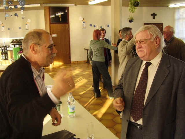 Herr Hrle im Gesprch mit Herrn Weissbarth sen.