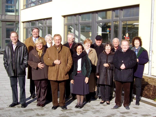 Die Ehrenmitglieder des Katholischen Schulwerks Biberach e. V. mit ihren Ehefrauen; ganz links ist der Leiter des BSBZ, Herr Sttzle, zu sehen.